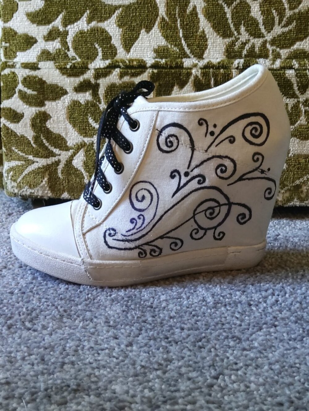 CHARLOTTE RUSSE WHITE HIGH HEEL SNEAKERS